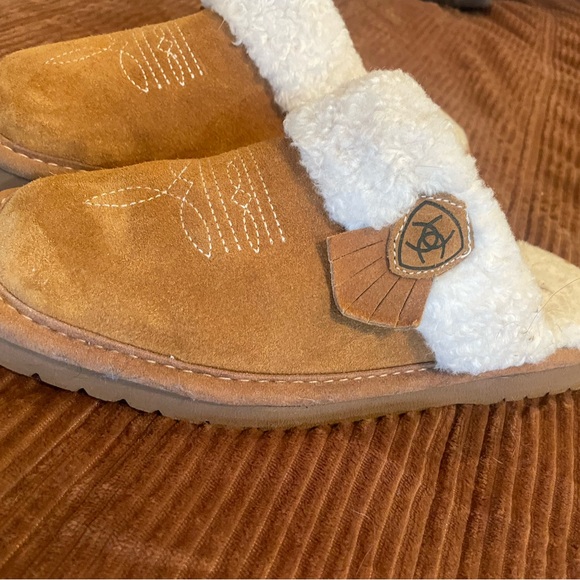 Ariat Tan Suede Mules with White Fur Lining - Picture 4 of 5